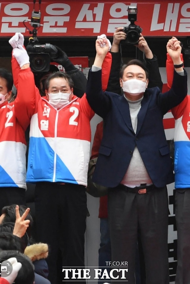 국민의힘 윤석열(오른쪽) 대선후보와 유정복 인천공동총괄선대위원장이 두 손을 높이 들어 필승을 다짐하고 있다. /더팩트DB