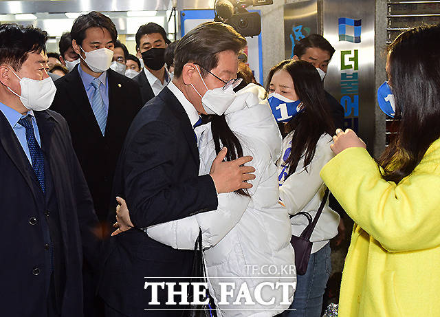 이 후보가 서울 여의도 중앙당사에서 기자회견을 마친 뒤 지지자들과 포옹하고 있다.