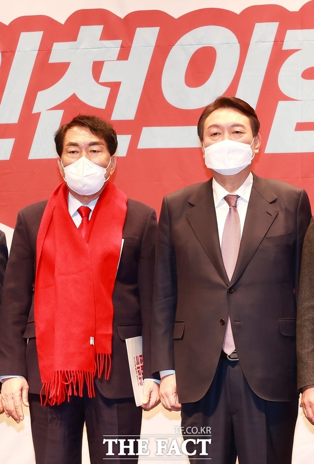 국민의힘 윤석열(오른쪽) 대선후보와 안상수 인천공동총괄선대위원장이 필승을 다짐했다. /더팩트DB
