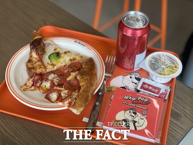 신세계푸드는 노브랜드 피자에 업계 최단시간인 8분 이내에 피자가 완성되는 스마트 피자 키친 시스템도 개발해 도입했다. /문수연 기자