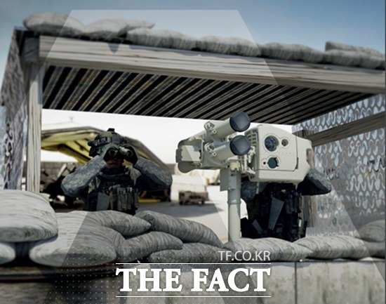 영국이 우크라이나군에 공여하기로 한 것과 같은 단거리 지대공 미사일 스타스트리크를 한 병사가 조준하고있다/탈레스영국