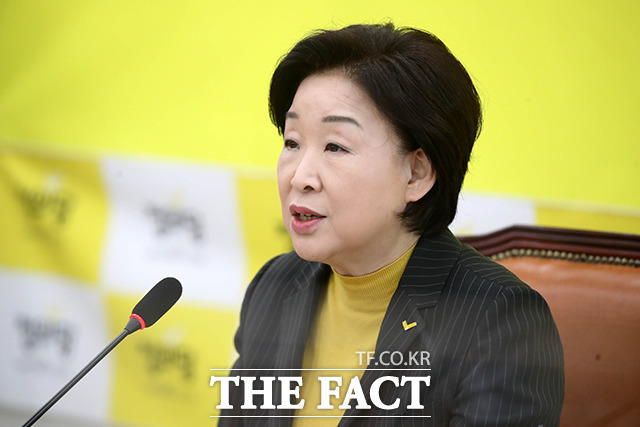 심상정 정의당 대선 후보는 10일 저조한 성적표에 솔직히 아쉽지만, 저와 정의당에 대한 평가인 만큼 겸허히 받들겠다면서 정말 맨주먹으로 혼신의 노력을 다해서 선거운동해 주신 우리 당원 여러분들께 깊은 감사의 말씀 올린다고 말했다. /이선화 기자