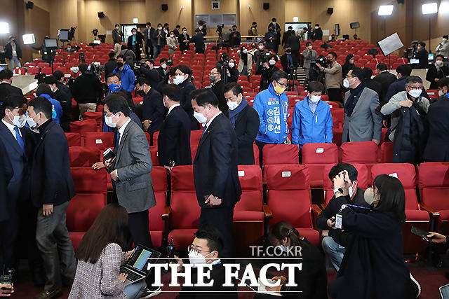 10일 새벽 서울 여의도 국회 의원회관에 마련된 더불어민주당 선거상황실에서 관계자들이 이재명 후보의 패배를 시인하고 자리를 나서고 있다.