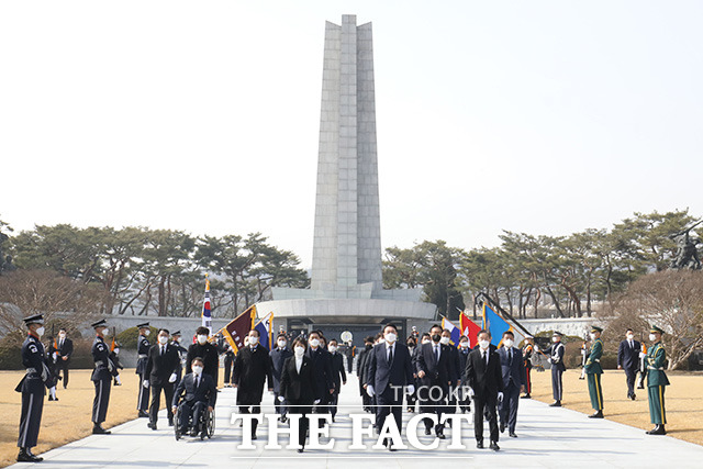 윤석열 제20대 대통령 선거 당선인과 관계자들이 10일 오전 서울 동작구 국립서울현충원을 찾아 현충탑 참배를 마친 후 이동하고 있다. /국회사진취재단