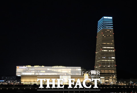 대전신세계는 신세계 엑스포타워의 외관 조명을 활용해 시민들에게 실시간 미세먼지 정보를 제공한다. / 대전신세계 제공