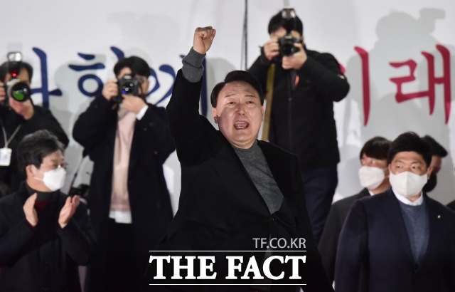 윤석열 국민의힘 대선 후보가 10일 오전 3시 30분쯤 전국 개표율 95.37%를 넘긴 상황에서 당선 확실로 예측됐다.  윤 후보는 현재 48.56%, 이재명 더불어민주당 대선 후보는 47.83%로 접전을 이어가고 있다. /이선화 기자