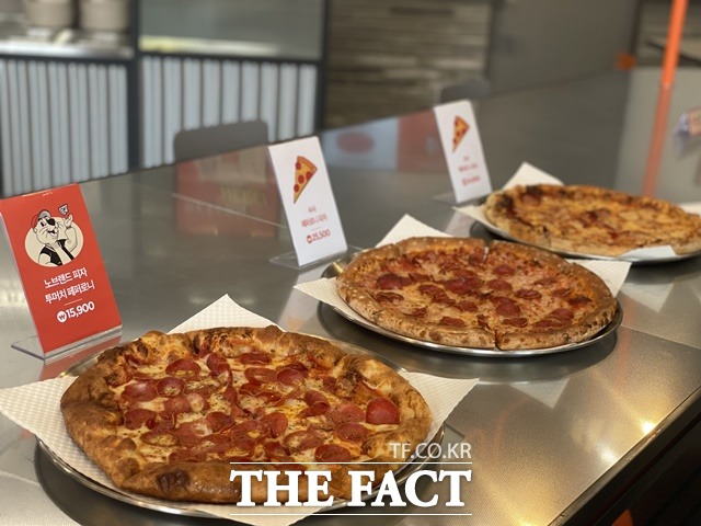 노브랜드 피자의 투머치 페퍼로니는 글로벌 브랜드의 같은 사이즈 페퍼로니 피자 대비 토핑이 약 30% 더 많이 올라갔다. /문수연 기자