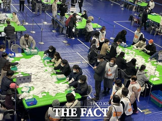 대전 한밭체육관에 마련된 대전 중구 개표소. / 대전 = 김성서 기자