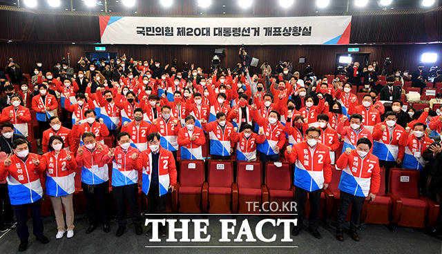 김기현 국민의힘 원내대표를 비롯한 국민의힘 의원들이 10일 오전 서울 여의도 국회도서관에 마련된 개표상황실에서 윤석열 국민의힘 후보가 제20대 대통령 선거의 당선이 유력해지자 자리에서 일어나 환호하고 있다. /이선화 기자