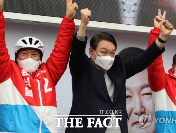 국민의힘 윤석열(오른쪽) 대선후보와 이학재 인천공동총괄선대위원장이 두 손을 높이 들어 필승을 다짐하고 있다. /더팩트DB