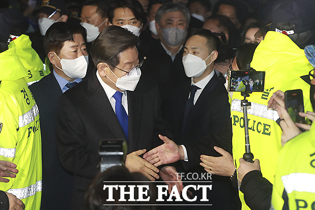 이재명 더불어민주당 후보가 10일 새벽 서울 여의도 중앙당사로 들어서고 있다.