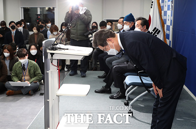 대선에서 패배한 더불어민주당 이재명 후보가 10일 오후 서울 여의도 중앙당사에서 열린 선대위 해단식에 참석해 고개를 숙여 인사하고 있다. /남윤호 기자