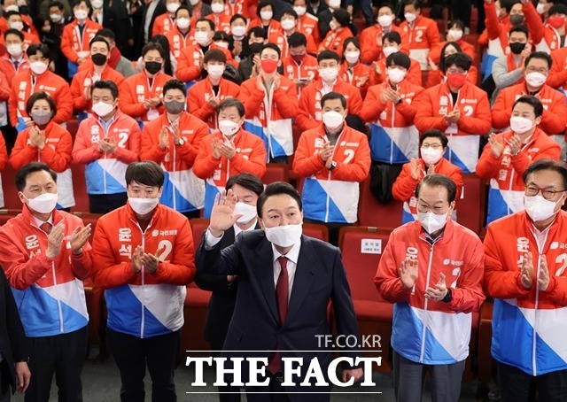 윤석열 대통령 당선인이 10일 오전 서울 여의도 국회도서관에 마련된 개표상황실을 찾아 감사 인사를 하고 있다. /국회사진취재단