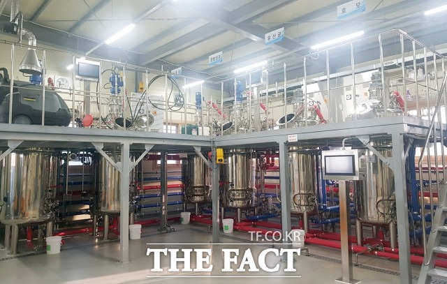 정읍시농업기술센터 관계자는 “유용미생물을 지속적으로 사용하는 경우 안전 농산물 생산과 축산악취 저감, 분뇨 부숙도 향상 등 환경개선에 많은 도움이 된다”며 “많은 농가가 편리하게 미생물을 공급받아 활용할 수 있도록 노력하겠다’고 말했다. / 정읍시 제공