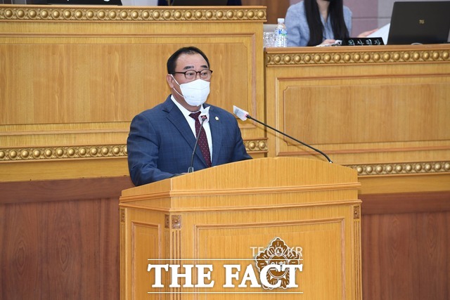 양주시의회 홍성표 의원이 제339회 임시회 제1차 본회의에서 ‘양주시 덕계저수지 하천구역 지정 재검토 건의안’을 대표 발의하고 있다./양주시의회 제공