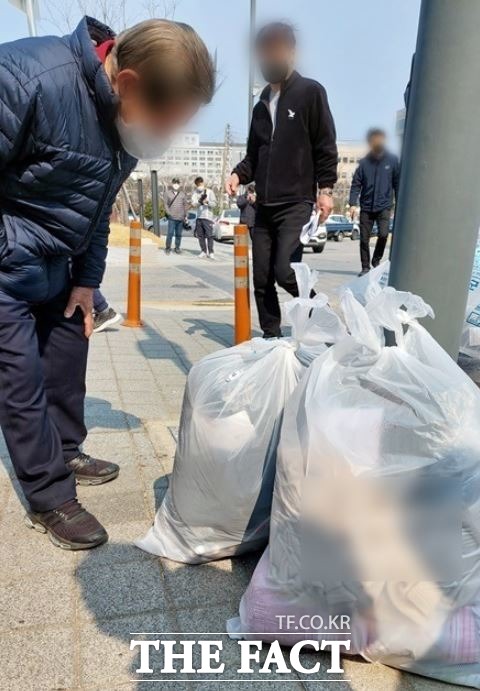 울진산불 한 이재민이 임시 거주지역으로 가기전 간신히 건진 옷가지들을 비닐봉투에 넣어 하염없이 쳐다보고 있다/울진=이민 기자