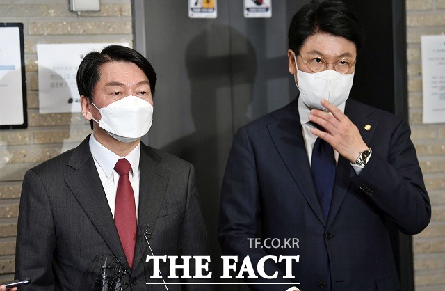 안철수 국민의당 대표가 11일 서울 여의도 국민의힘 중앙당사에서 윤석열 대통령 당선인과 오찬 회동을 마치고 취재진 질문에 답변하고 있다. /국회사진취재단