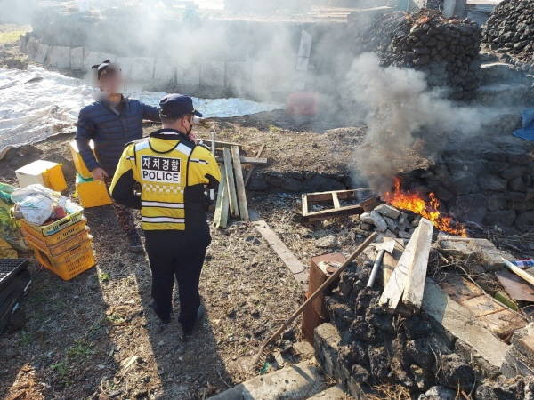 제주자치경찰단은 봄철산불예방을 위해 단계별 계획을 수립하고 4월 17일까지 체계적인 예방 활동에 집중할 방침이다./제주도 제공