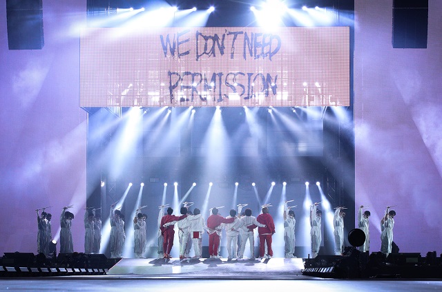 방탄소년단이 10일 오후 서울 잠실올림픽경기장에서 열린 BTS PERMISSION TO DANCE - SEOUL에서 열창하고 있다. /빅히트뮤직 제공