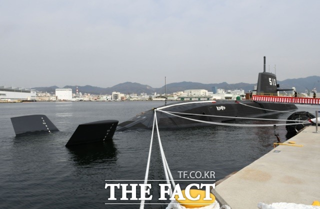 지난 9일 취역한 일본 해상자위대의 리튬이온배터리 탑재 타이게이함이 부두에 계류돼 있다. /해상자위대 트위터