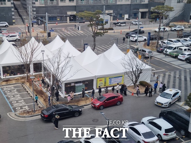 예산군보건소에서 신속항원검사를 받기 위해 길게 줄지어 서 있다. / 예산= 최현구 기자