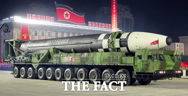 미국 국방부는 10일(현지시각) 북한이 최근 정찰위성 개발용이라며 최근 발사한 미사일이 신형 대륙간탄도미사일(ICBM) 체계라고 결론내렸다.이 미사일은 북한이 지난 2020년 10월 10일 노동당 창건 75주년 기념 열병식에서 공개한 신형 ICBM이라고 미국 국방부는 설명했다. /더워존