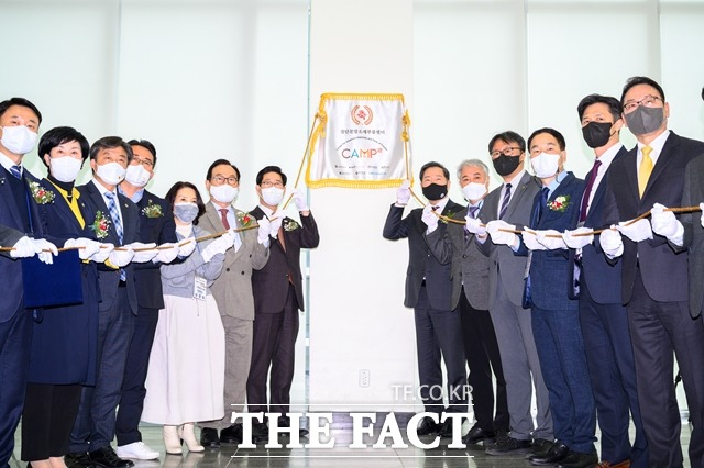 공주대학교 천안캠퍼스에서 열린 첨단분말소재부품센터 현판식 모습. / 천안시 제공