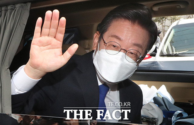 대선에서 패배한 이재명 전 후보가 10일 오후 서울 여의도 민주당 중앙당사에서 열린 선대위 해단식에 참석한 뒤 당사를 떠나고 있다. /남윤호 기자