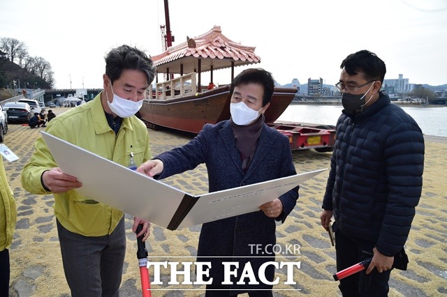 조규일(가운데) 진주시장이 다음달 본격 운항을 앞두고 ‘김시민호’로 명명된 남강 유람선 진수 작업과 함께 사전 운항을 위한 안전점검 등 준비사항을 현장 점검하고 있다./진주시 제공