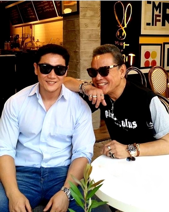 (주) 벨롭스의 김태양 대표는 고품격 높은 맞춤 정장, 셔츠 등을 고객들한테 선보이면서 아버지의 명성과 전퉁을 유지하겠다고 포부를 밝혔다. 사진은 생전의 아버지 하용수(오른쪽)와 김태양 대표(왼쪽). /(주)벨롭스 제공