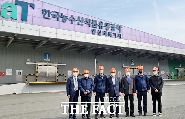 aT 김춘진 사장(왼쪽에서 네 번째)이 안심비축기지를 찾아 현장 점검을 하고 있다. / aT제공