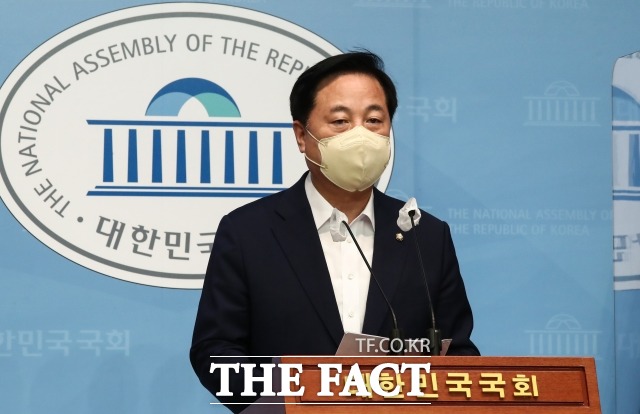 김두관 더불어민주당 의원이 13일 윤호중 비대위원장을 향해 사퇴를 촉구했다. /이선화 기자