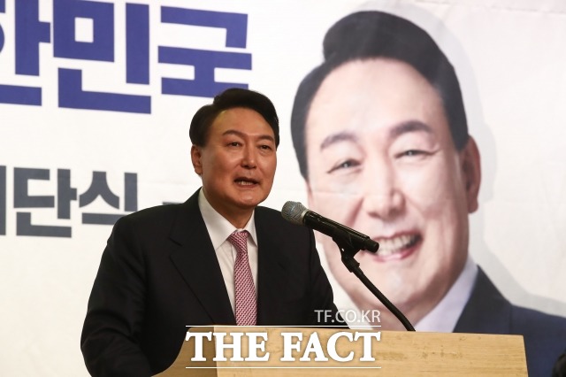 국민의힘은 13일 더불어민주당을 향해 일하는 국회와 협치를 강조했다. 사진은 윤석열 대통령 당선인이 지난 10일 국회도서관에서 열린 국민의힘 선대본부 해단식에 참석해 인사말을 하는 모습. /남윤호 기자