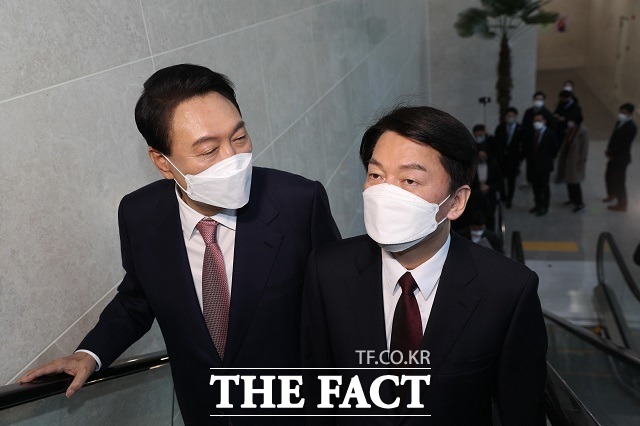 국민의당은 13일 윤석열(왼쪽) 대통령 당선인이 대통령직 인수위원장에 안철수 대표를 임명한 것에 대해 신뢰의 첫 결실이라고 평가했다. /이선화 기자