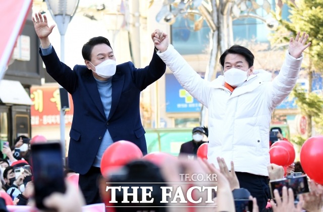 윤석열 대통령 당선인은 13일 대통령직인수위원회 위원장에 안철수 국민의당 대표를 임명했다. 사진은 지난 5일 경기도 이천시 유세에서 지지를 호소하는 윤 당시 후보와 단일화 파트너 안 대표. /임영무 기자