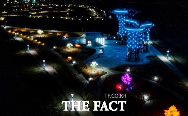 수탈생태공원에 설치된 야간 경관조명이 또다른 볼거리가 되고 있다. /구례군 제공