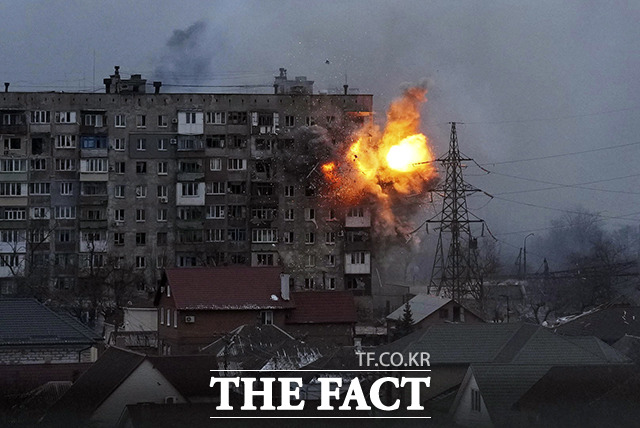 11일(현지시간) 우크라이나 마리우폴의 한 아파트가 러시아군 전차의 포격으로 폭발하고 있다. /마리우폴=AP.뉴시스