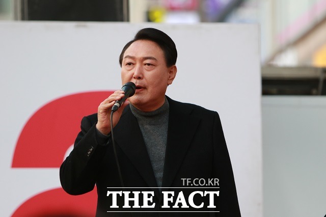 윤석열 대통령 당선인이 20대 대선을 하루 앞둔 8일 대전 유성구 지족동 노은역광장에서 거리 유세를 진행하고 있다. / 대전 = 김성서 기자