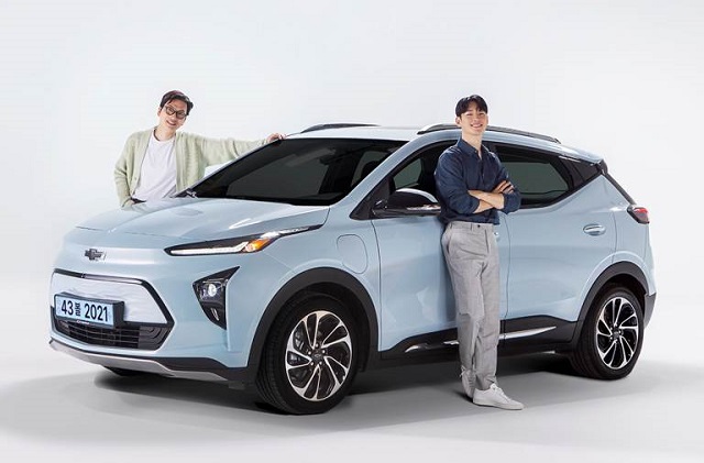 쉐보레가 배우 이동휘(왼쪽)와 이제훈 출연한 브랜드 최초 전기 SUV 볼트 EUV TV 광고를 14일 공개했다. /쉐보레 제공