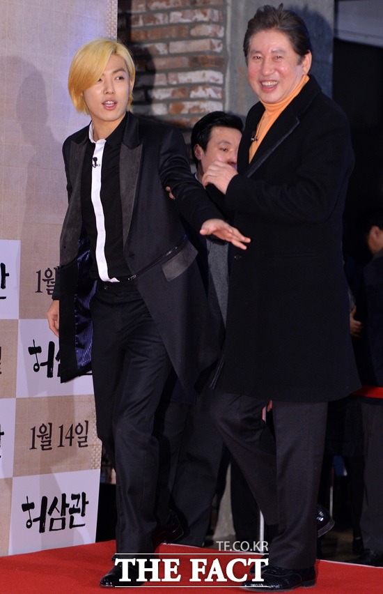 김용건(오른쪽)이 지난 2015년 코엑스에서 열린 영화 허삼관 VIP 시사회에 참석하고 있다. 영화 허삼관은 김용건의 아들인 배우 하정우가 감독 주연을 맡은 작품이다. /더팩트 DB