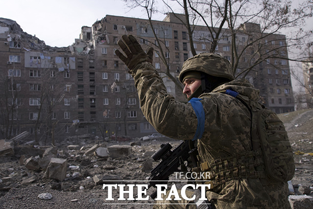12일(현지시간)우크라이나 마리우폴에서 우크라이나군 소속 병사가 위치를 사수하고 있다. /마리우폴=AP.뉴시스