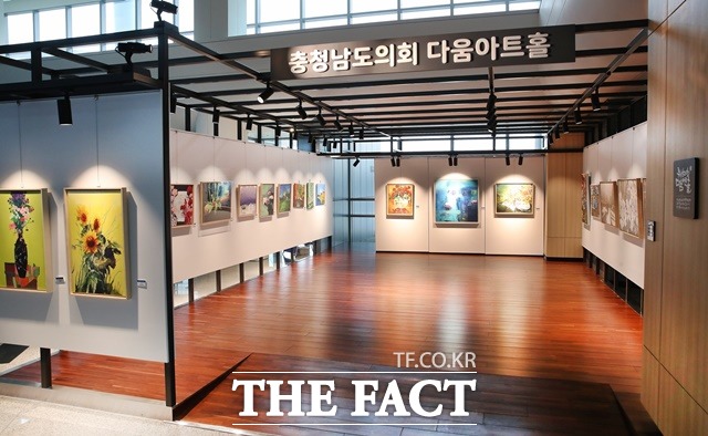 충남도의회는 14일부터 25일까지 도의회 1층 ‘다움아트홀’에서 홍성문화원 아트그룹 ‘아리’의 회원 작품을 선보인다. / 충남도의회 제공