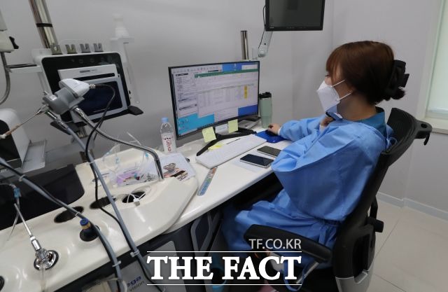 박유미 서울시 시민건강국장은 14일 오전 서울시 코로나19 브리핑에서 오늘부터 동네 병·의원에서 전문가용 신속항원검사를 받아 양성이 확인된 경우 추가 PCR 검사를 받지 않아도 바로 진료·상담·처방을 받을 수 있다고 밝혔다. /남용희 기자