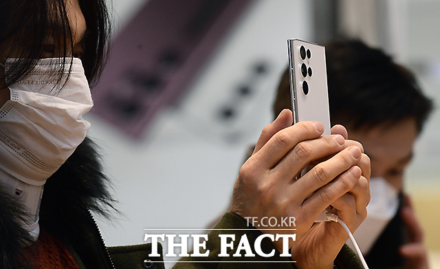 이날 주총에서는 갤럭시S22 게임 최적화 서비스(GOS) 논란과 관련한 주주들의 비판 목소리가 커질 것으로 예상된다. /더팩트 DB