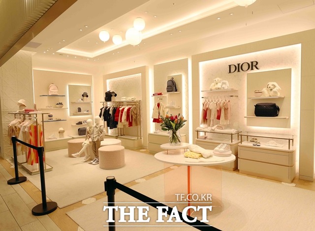신세계백화점이 프랑스 명품 디올 키즈 버전인 베이비 디올 매장을 선보인다. /신세계백화점 제공