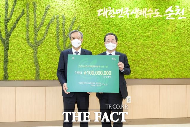 이신근 썬밸리그룹 회장(왼쪽)이 2023순천만국제정원박람회 후원회장으로서 1억원을 기부했다. /순천시 제공