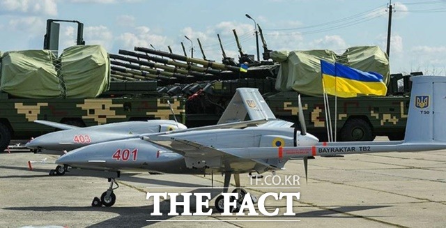 우크라이나군이 터키에서 수입해 운용하는 바이락타르 TB2 드론이 서 있다. /인플루언서 벨리사리우스 트위터