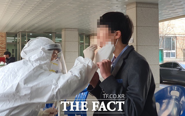 대전 유성구 지족고등학교에 마련된 이동형 PCR 검사소에서 한 학생이 검사를 받고 있다. / 대전 = 김성서 기자
