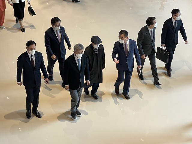 정창선 중흥그룹 회장(가운데)이 16일 대우건설 본사에서 열린 백정완 대표이사 취임식에 참석했다. /이민주 기자