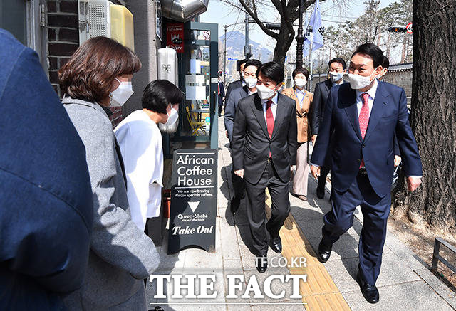 윤석열 대통령 당선인이 16일 오후 서울 종로구 통의동에 위치한 한 식당에서 점심 식사를 마친 후 안철수 인수위원장 등과 함께 산책을 하고 있다. /국회사진취재단